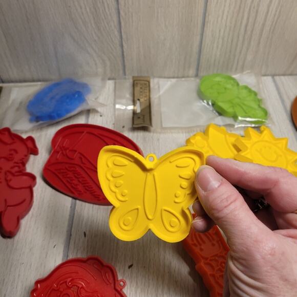 Vtg USA Made Hallmark Plastic Cookie Cutter Assortment Lot Of 15 Holiday Baking - Picture 13 of 14